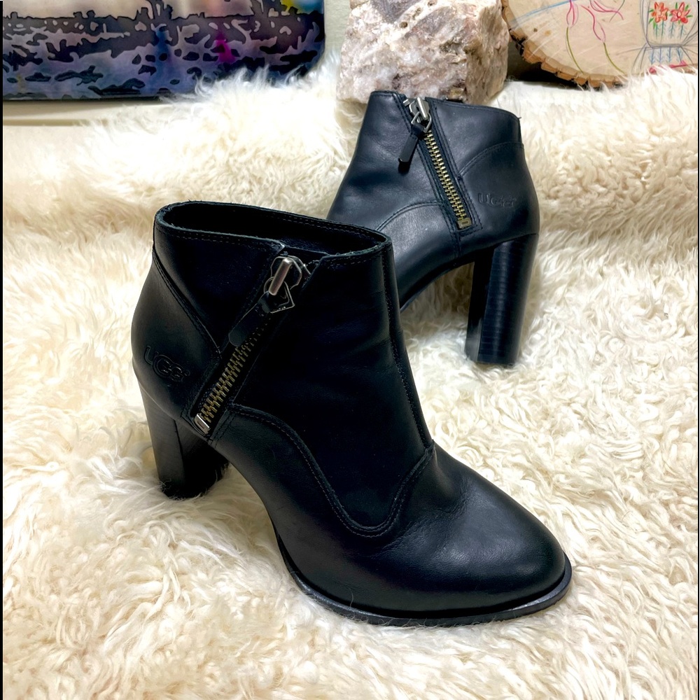 UGG Black Leather Ankle Boot Size 7 Sample